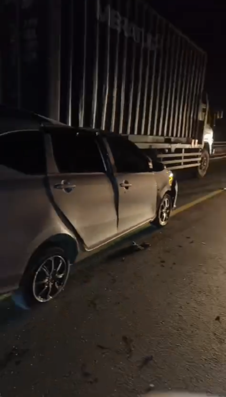 ‎Calya Tabrak Bak Truck Kontainer di Jembatan Tumbang Nusa, Satu Tewas Terjepit