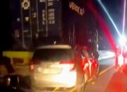 Minibus Seruduk Truck Countener di Jembatan Tumbang Nusa, Arus Lalu Lintas Sempat Tersendat