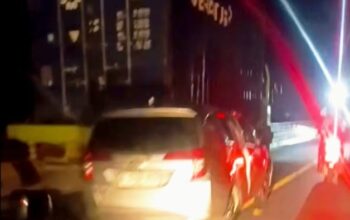 Minibus Seruduk Truck Countener di Jembatan Tumbang Nusa, Arus Lalu Lintas Sempat Tersendat