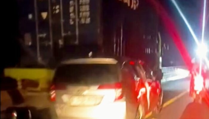 Minibus Seruduk Truck Countener di Jembatan Tumbang Nusa, Arus Lalu Lintas Sempat Tersendat