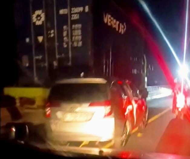 Minibus Seruduk Truck Countener di Jembatan Tumbang Nusa, Arus Lalu Lintas Sempat Tersendat