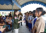 KUNJUNGAN RESES-Andina Bagikan Tas dan Sepatu di SMPN 16 Palangka Raya