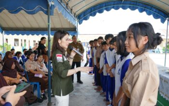 KUNJUNGAN RESES-Andina Bagikan Tas dan Sepatu di SMPN 16 Palangka Raya
