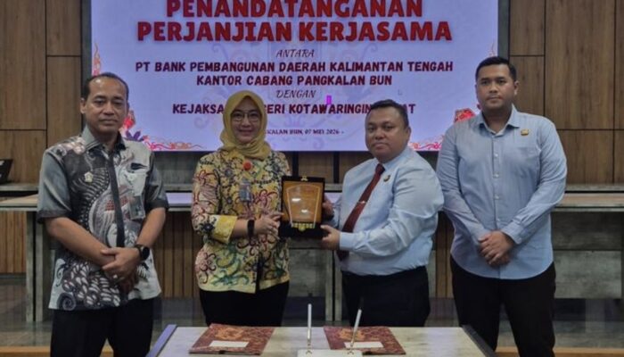 PT. Bank Kalteng Cabang Pangkalan Bun Bersama Kejari Kobar Lakukan Penandatanganan Perjanjian Kerja Sama