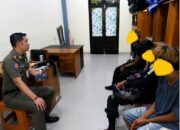 Satpol PP Tertibkan Badut dan Anak Jalanan