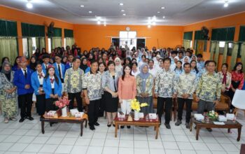RESES PERSEORANGAN-Andina Narang Serahkan Bantuan Pendidikan di SMKN 3