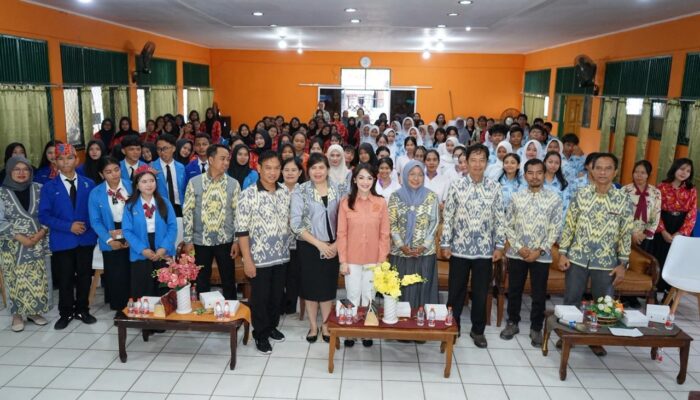 RESES PERSEORANGAN-Andina Narang Serahkan Bantuan Pendidikan di SMKN 3