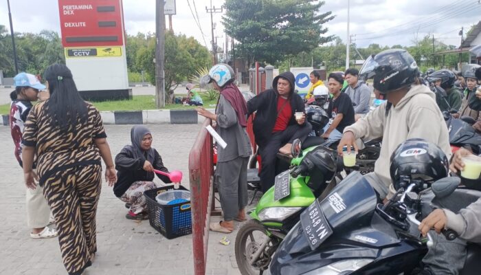 Jumat Berkah di Tengah Antrean BBM, Warga Bagikan Roti Dan Es Gratis