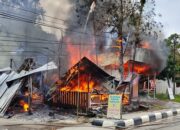 2 Bangunan Hangus Terbakar di Tamiang Layang