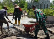 Babinsa dan Warga Gotong Royong Cor Jembatan Aramco