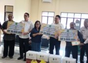 Sekda Usis Serahkan Bantuan kepada Korban Kebakaran dan Puting Beliung