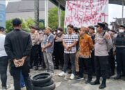 ‎Hari Ketiga Aksi Gerakan Palangka Raya Gelap, Massa Bawa Ban dan Tuntut GM PLN Tepati Janji Audiensi