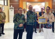 Dr Rico Septian Noor dan Dr. Ari Yunus Hendrawan, S.H., M.Kom. saat Terima Piagam Apresiasi Dalam Rakor Mediator Non-Hakim di PN Palangka Raya Kelas