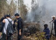 Api Mulai Merembet ke Lingkungan Kampus, Mahasiswa FISIP UPR Turun Padamkan Karhutla di Peat Techno Park