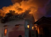 Api Melalap 2 Rumah di Jalan Akasia VI, Akses Sempit dan Minim Air Hambat Pemadaman