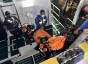 Lanal Kumai Evakuasi Diduga Korban Penumpang Kapal Virgo Transport 8 Ditemukan Nelayan Mengapung di Perairan Kumai