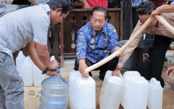 Kemarau Keringkan Sumber Air, Bupati Sukamara Salurkan Air Bersih ke Warga Kenawan