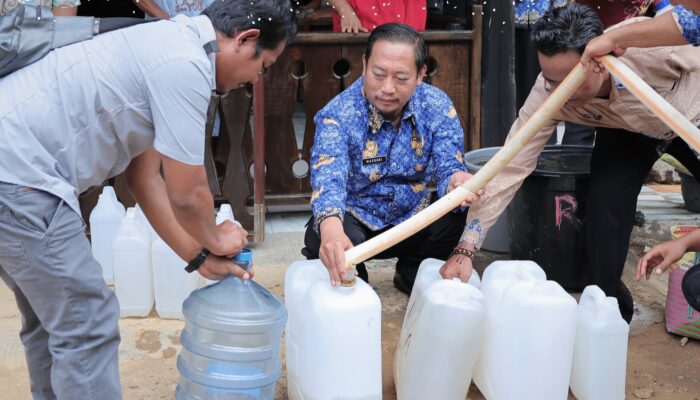 Kemarau Keringkan Sumber Air, Bupati Sukamara Salurkan Air Bersih ke Warga Kenawan