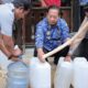 Kemarau Keringkan Sumber Air, Bupati Sukamara Salurkan Air Bersih ke Warga Kenawan