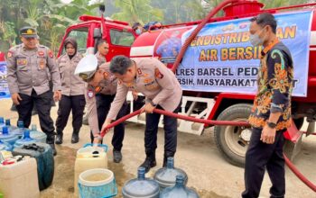 Kemarau Panjang, Polres Barsel Distribusikan Air Bersih ke Warga Danau Ganting