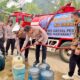 Kemarau Panjang, Polres Barsel Distribusikan Air Bersih ke Warga Danau Ganting