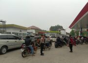 Polisi Kawal Antrean BBM di SPBU