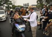 Gubernur Agustiar Bagikan 5000 Masker dan Vitamin untuk Masyarakat