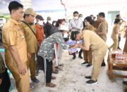Gubernur Agustiar Serahkan Bantuan Pangan dan Uang Tunai DI Kelurahan Kereng Bangkirai, Langkai Dan Pahandut