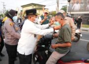 Antisipasi ISPA, Bupati Wiyatno Bagikan Masker Gratis