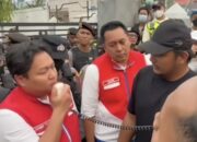 Sempat Saling Dorong dengan Polisi, Massa Nekat Loncat Pagar Masuk Halaman Kantor Pertamina