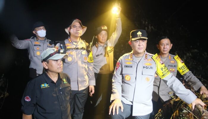 Meski Hujan, Api Karhutla Masih Membara di Kobar