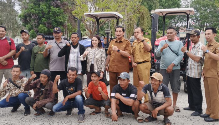 Andina Narang Salurkan 10 Unit Alsintan untuk Petani Pulpis
