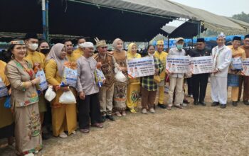 Di Kobar, Gubernur Salurkan 7.500 Sembako Untuk Masyarakat Terdampak Karhutla