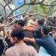 Lempar Telur Busuk, Masuk ke Halaman Kantor PLN P.Raya, Massa Bentrok dengan Polisi