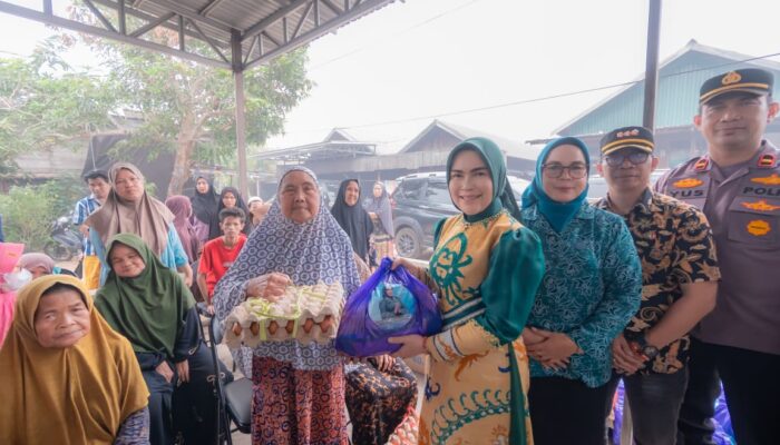 Ketua TP PKK Kapuas Bantu Korban Kebakaran di Palingkau Baru