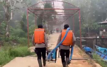 Tempuh 3,7 Km Berjalan Kaki, Brimob Berjuang Padamkan Karhutla di Tanjung Puting