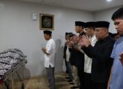 DIMAKAMKAN DI ISLAMIC CENTER MUARA TEWEH-AHY Melayat dan Salatkan Jenazah H. Nadalsyah “Koyem”