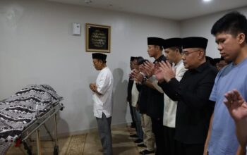 DIMAKAMKAN DI ISLAMIC CENTER MUARA TEWEH-AHY Melayat dan Salatkan Jenazah H. Nadalsyah “Koyem”