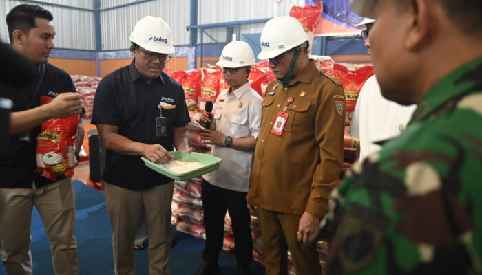 Tekan Inflasi, BI dan Bulog Salurkan 150 Ton Beras Premium ke Kalteng
